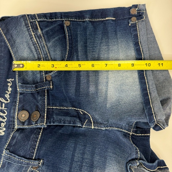 Wallflower Fade Wash Stitched Mid Rise Denim Shorts Size 5 - Picture 14 of 15